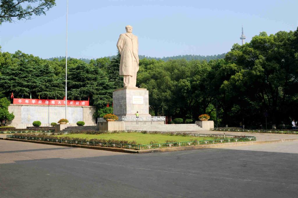 湖南大学-东方红广场|毛泽东同志雕像